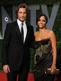 th_14200_Celebutopia-Halle_Berry_arrives_at_the_2009_Vanity_Fair_Oscar_party-34_122_1085lo.JPG
