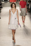 th_13207_md-lerage.com-ss05-rtw-paris-w-ricci-001-ir9m34s1_123_705lo.jpg