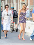 http://img130.imagevenue.com/loc1174/th_80529_blake-lively-on-set-of-gossip-girl-in-nyc-20090903-30_122_1174lo.jpg